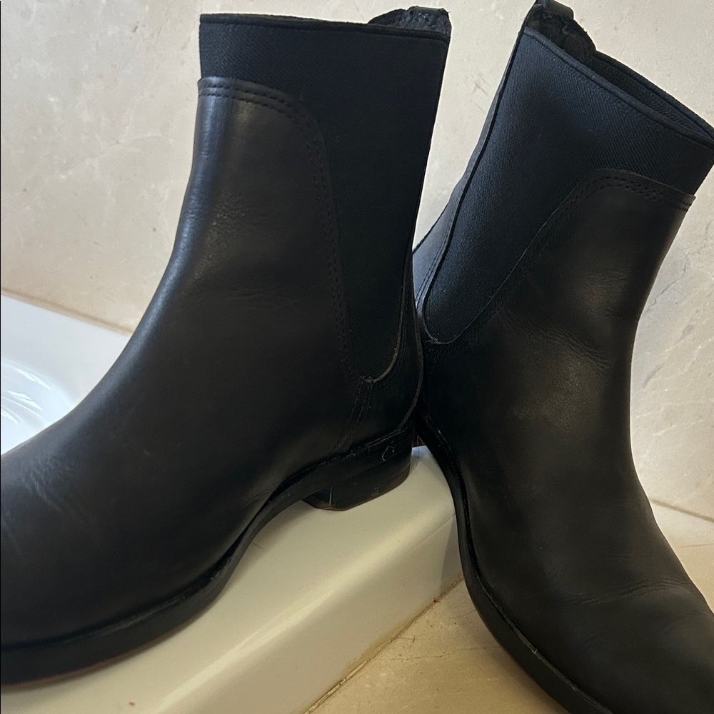Elegant Black Leather timberland women’s Boots